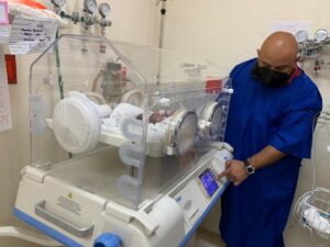 incubadora neonatal con bebe prematuro